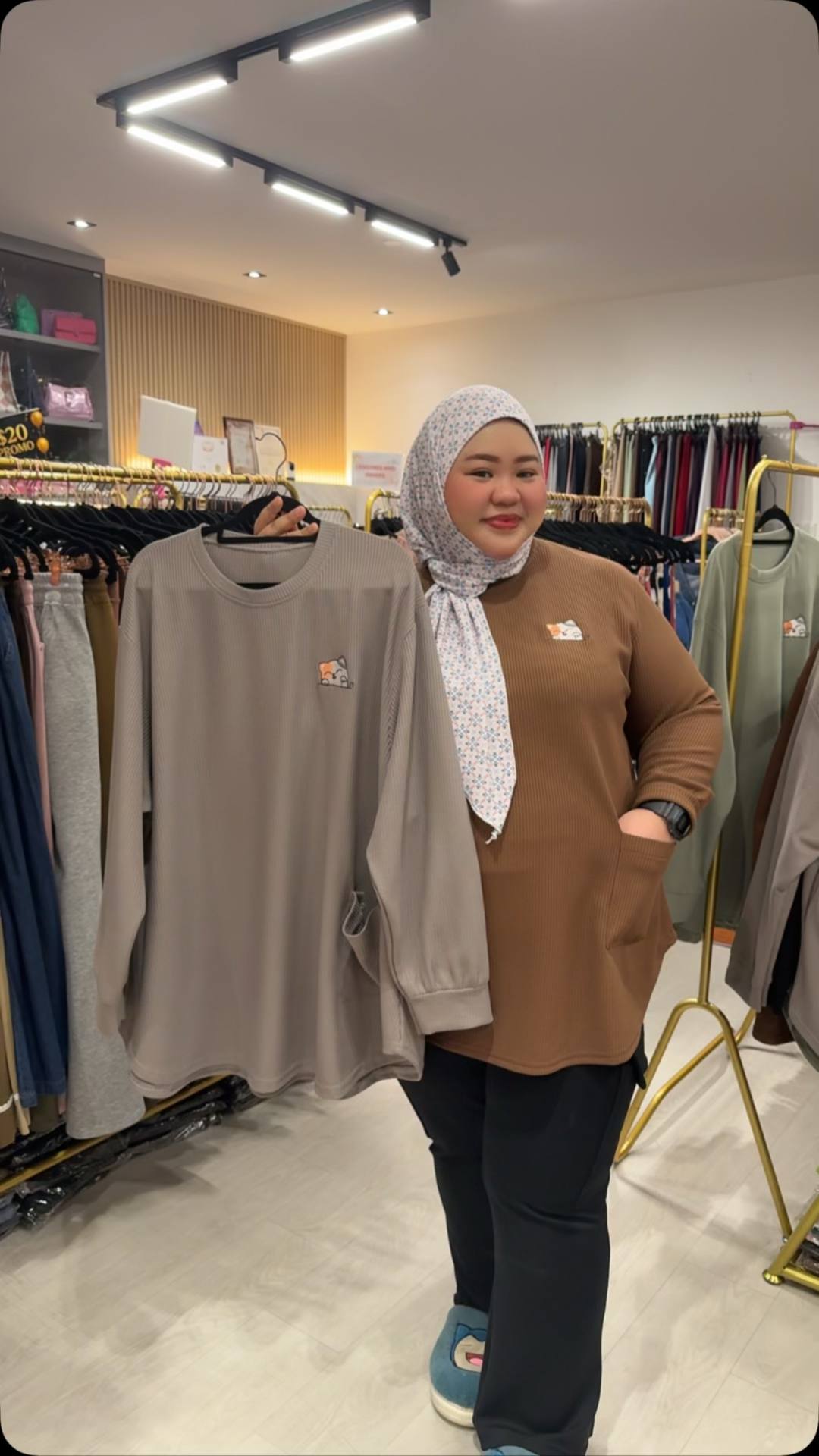 Oyen Waffle Fabric Top with Cat Embroided 1 Front Pocket