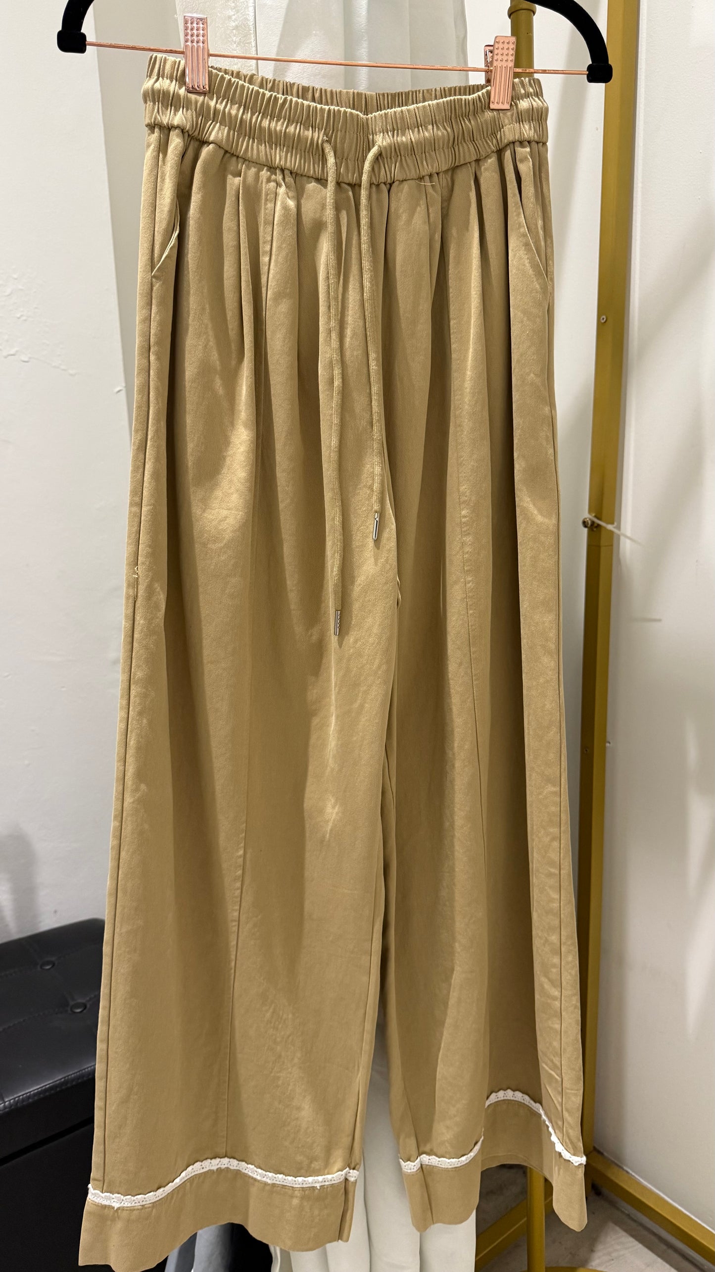 Jisoo Pants with Small Lace