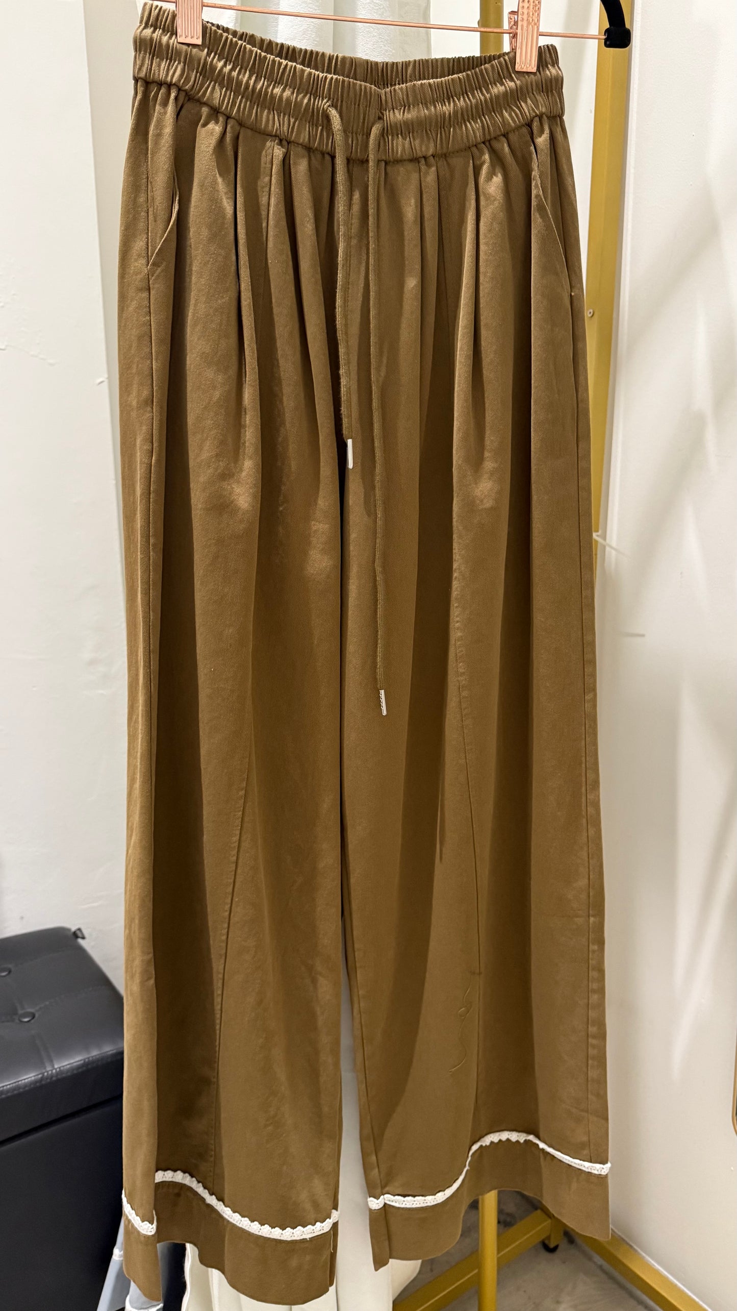 Jisoo Pants with Small Lace