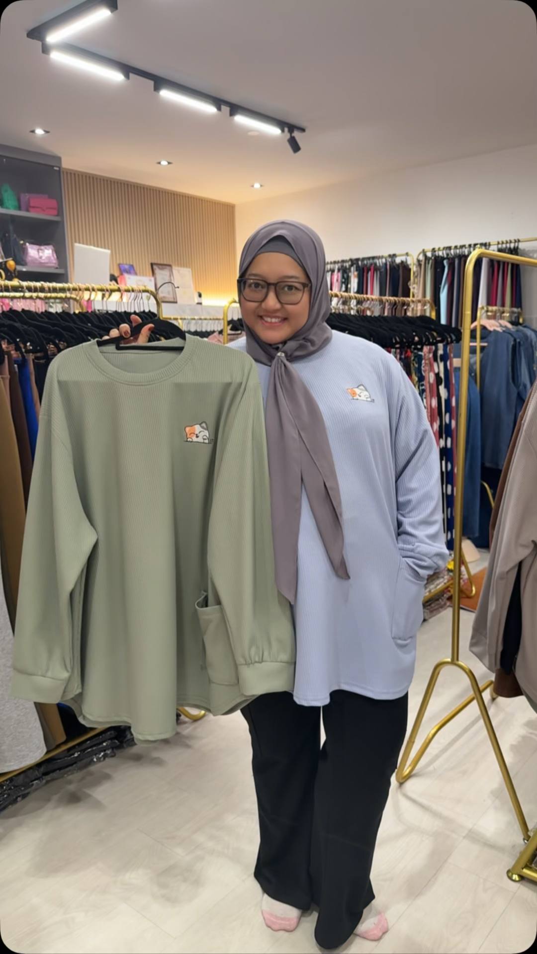 Oyen Waffle Fabric Top with Cat Embroided 1 Front Pocket