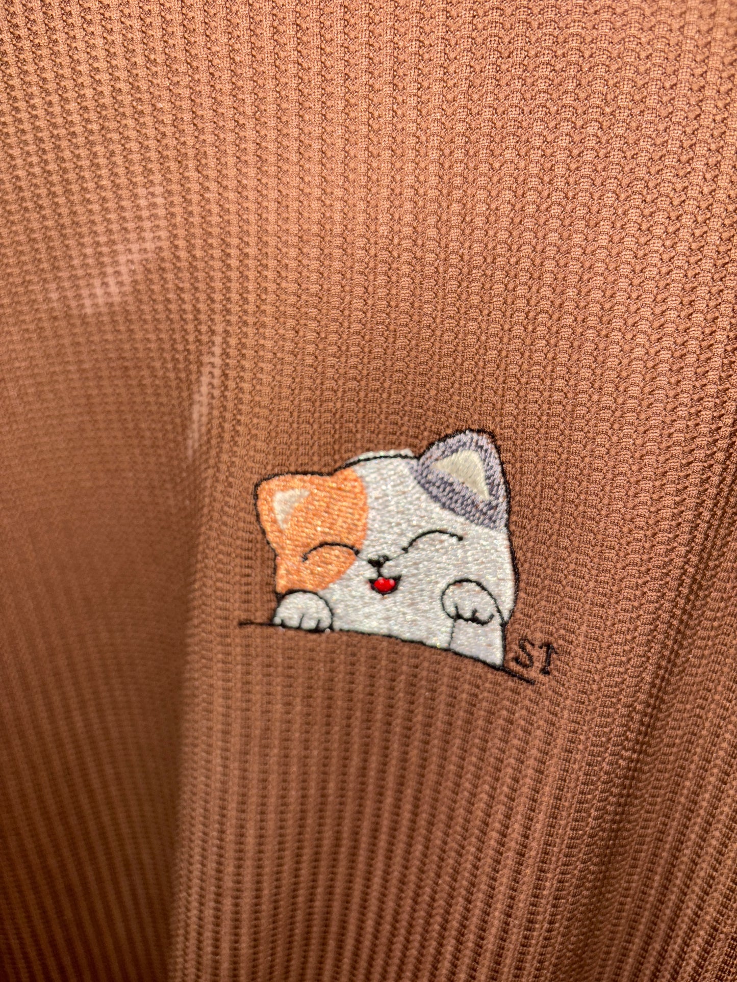 Oyen Waffle Fabric Top with Cat Embroided 1 Front Pocket