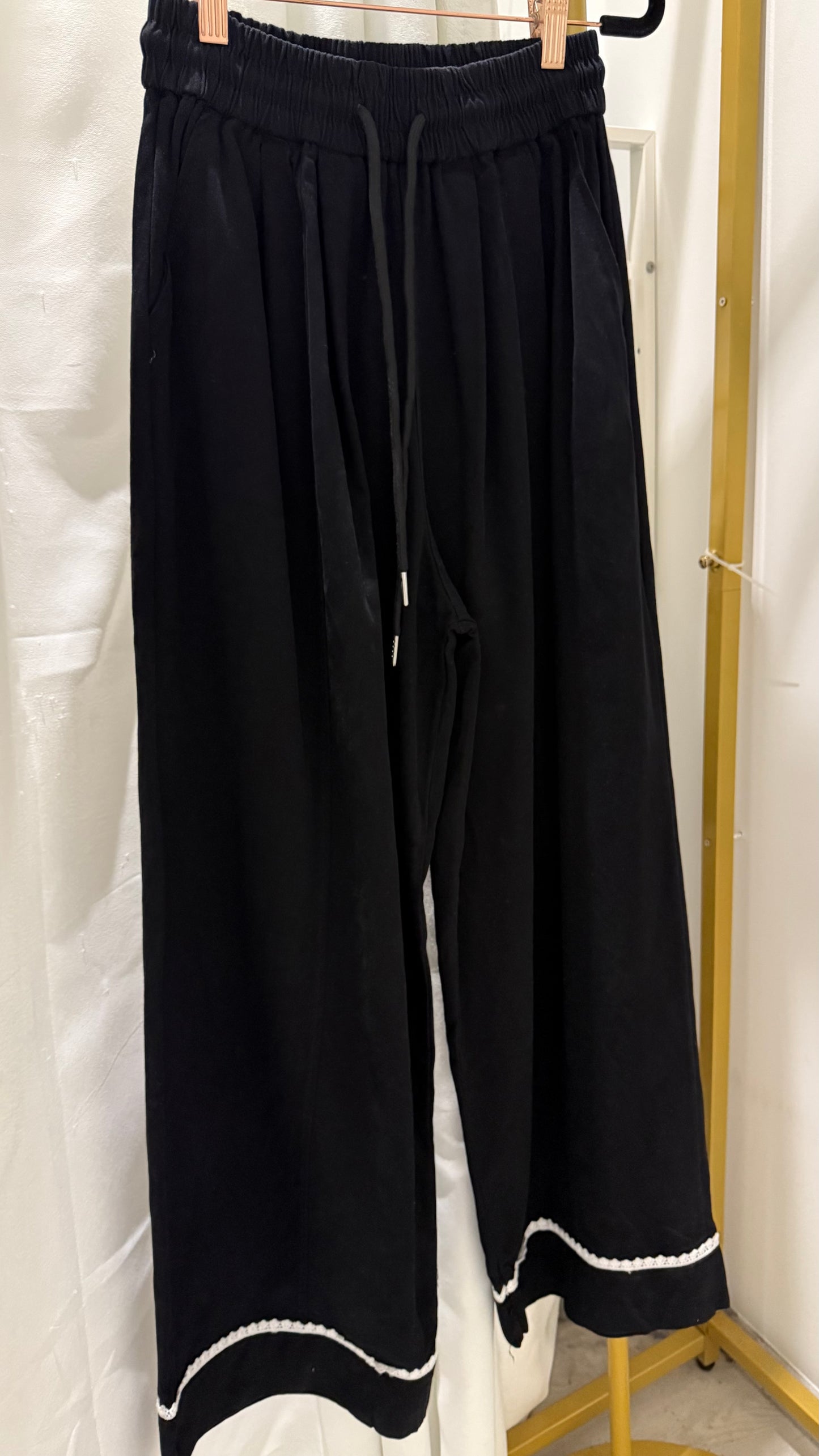 Jisoo Pants with Small Lace