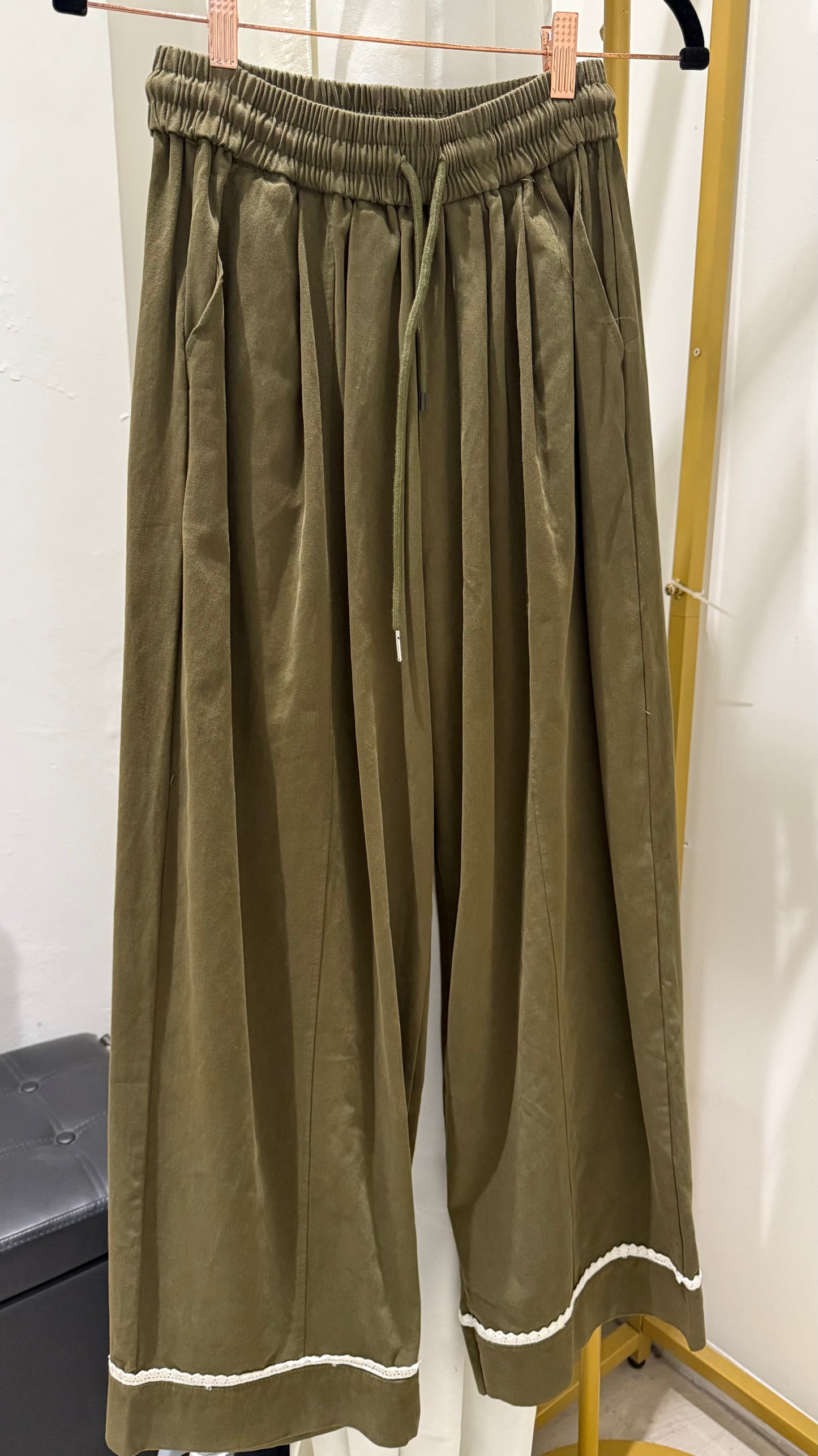 Jisoo Pants with Small Lace